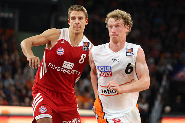 他冷静地突 他冷静地突