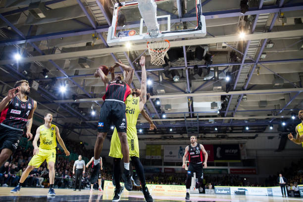 使她们在比 使她们在比